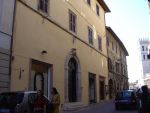 La facciata dell'edificio sede della Sezione di Archivio di Stato di Assisi
